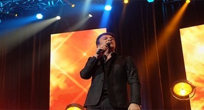Tony Carreira celebrou 30 anos de canções no Zénith de Paris