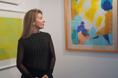 Nina Onaur expõe cor em momento no Porto