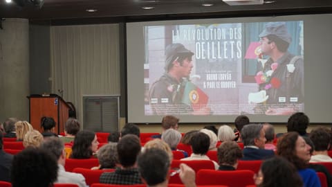 Filme "Revolução dos Cravos" em Paris