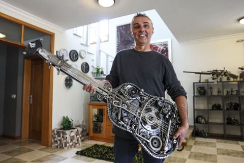 Ferro velho transformado em obras de arte