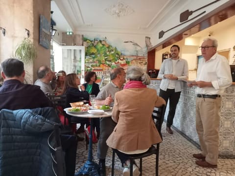 “O Homem de Duas Sombras” em Paris