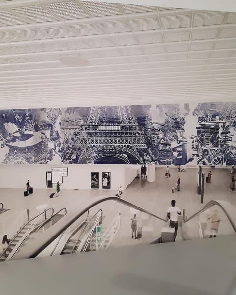 Vhils inaugura mural no aeroporto de Orly