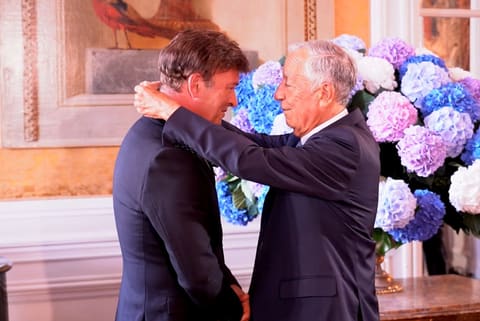 Tony Carreira condecorado em Paris