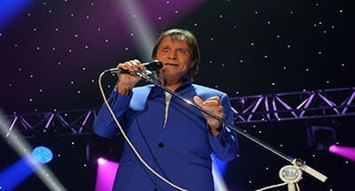 Em Paris, Roberto Carlos fez brilhar a Arena de Bercy