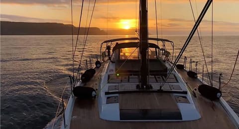 Viva uma experiência inesquecível a bordo da Lady Lisboa Boat Rental