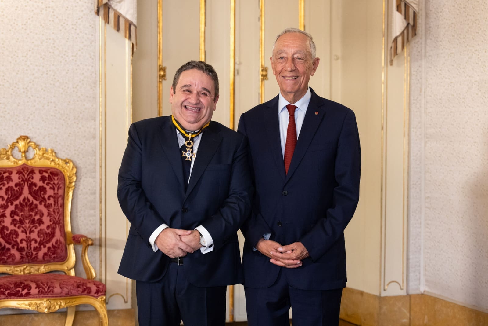 A condecoração de Fernando Mendes