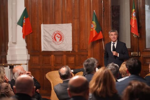 Visita a Paris: José Luís Carneiro reforça ligações com portugueses em França