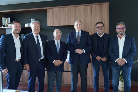 Luís Marques Mendes reforça laços com emigrantes em Paris