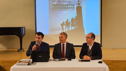 Livro "Monumentos ao Emigrante" apresentado em Paris