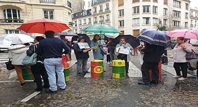 Emigrantes lesados do BES manifestaram-se à porta da Embaixada em Paris