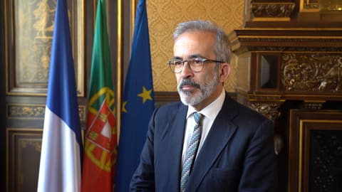 Paulo Rangel em Paris: voto e ensino no centro das atenções