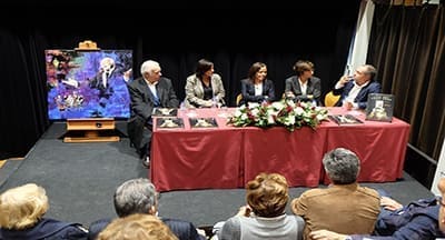 Museu do Fado recebeu quadro de portugueses de França, em homenagem a Carlos do Carmo