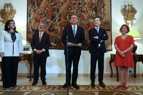Seguro quer reforçar presença económica em Espanha e apela aos jovens para não desistirem de Portugal
