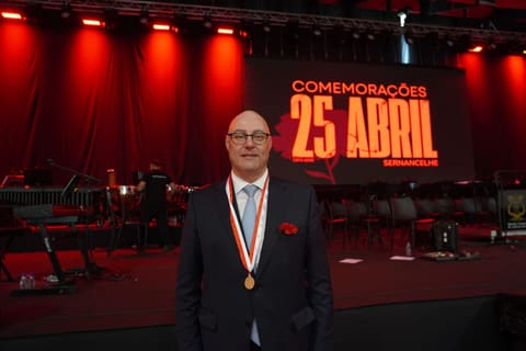 Sernancelhe homenageia o deputado Carlos Silva Santiago nas celebrações do 25 de Abril