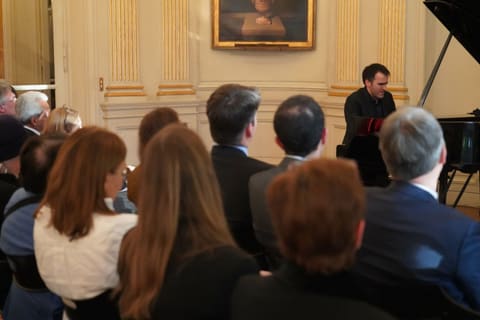 Pianista João Costa Ferreira estreia-se na Embaixada de Portugal em Paris