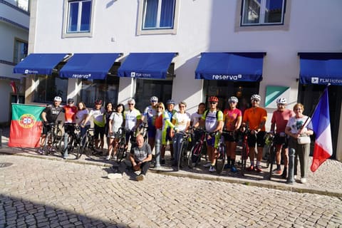 Grupo de luso-franceses percorre Ericeira a Vilamoura de bicicleta