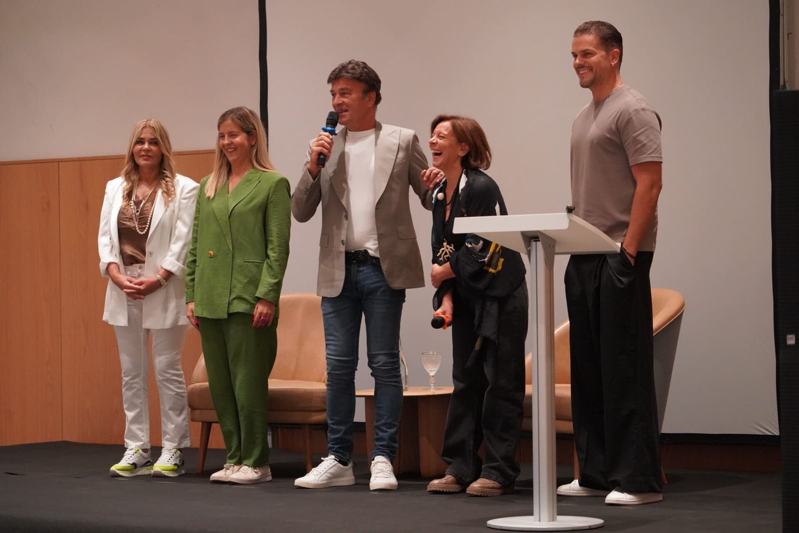 13 jovens com a ajuda da Associação Sara Carreira