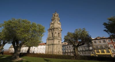 Com 75 metros de altura, a Torre dos Clérigos é o ex-libris da cidade do Porto