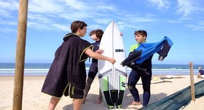 Clube Jovem: na Praia do Rei, na Costa da Caparica, jovens incentivam à prática do surf