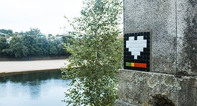 Ande pelas ruas de Barcelos e descubra as criações artísticas de Técinka, um artista parisiense