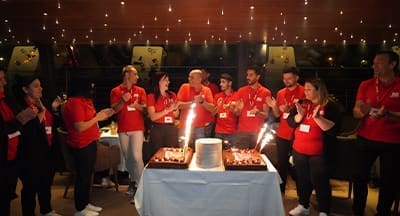 Macolis França celebrou 10 anos de existência, com passeio no rio Sena