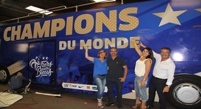 Mãos portuguesas decoraram o autocarro da festa da Selecção Francesa
