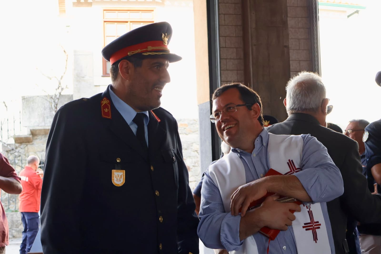 Comandante da corporação dos bombeiros severenses com o padre que abençou as novas viaturas