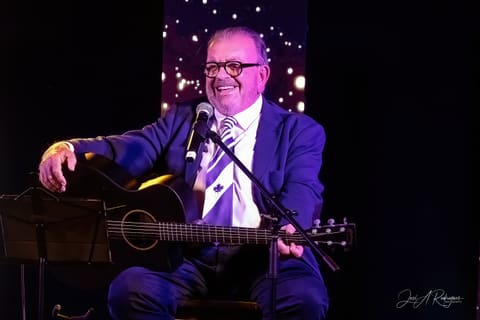 Carlos Alberto Moniz: 55 anos a cantar pelo mundo