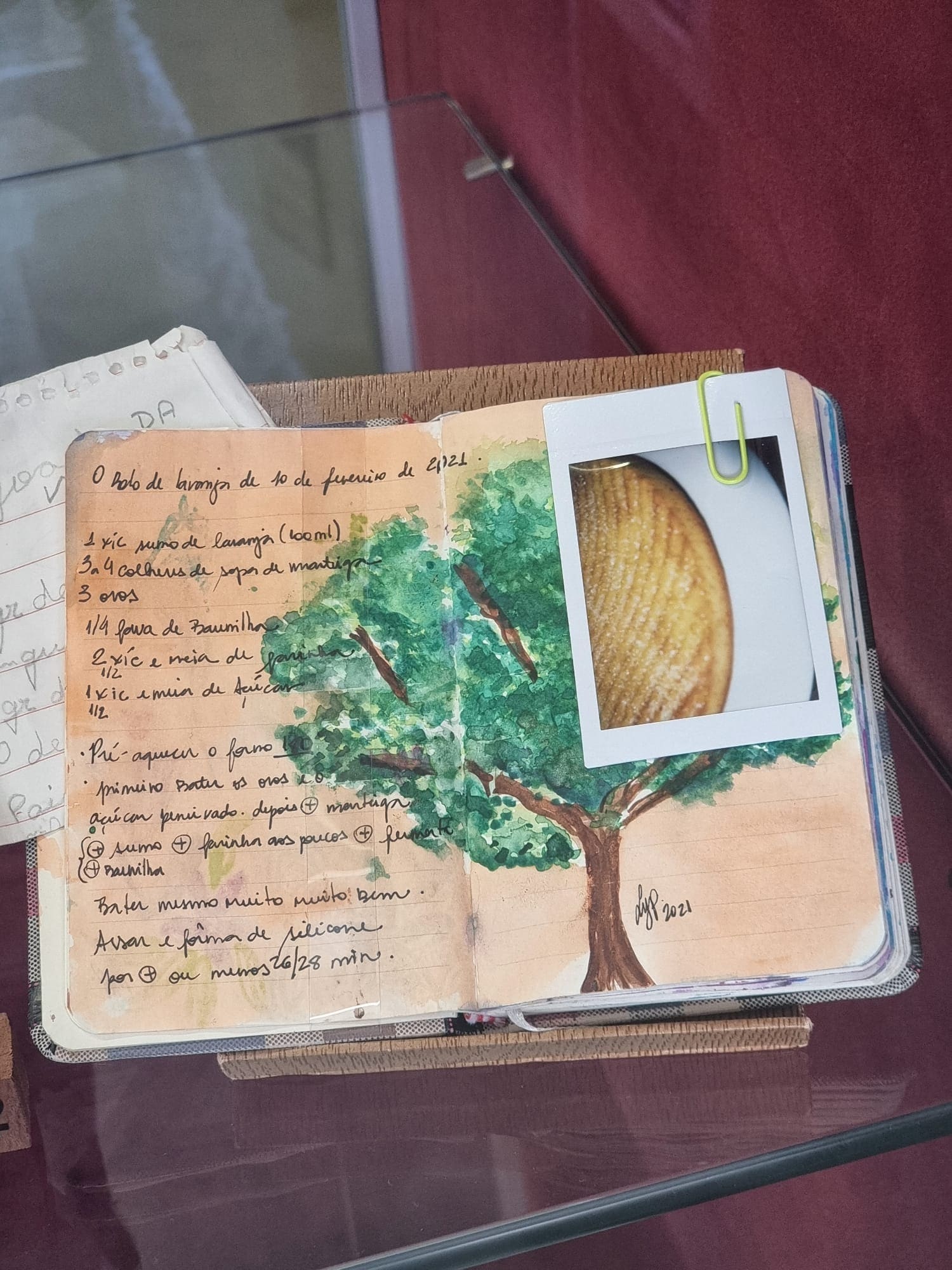 Entre rabiscos, imagens e rostos, a exposição conta vivências únicas.