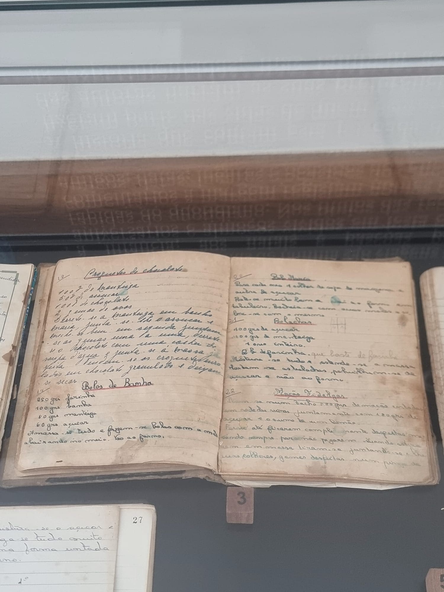 Entre rabiscos, imagens e rostos, a exposição conta vivências únicas.