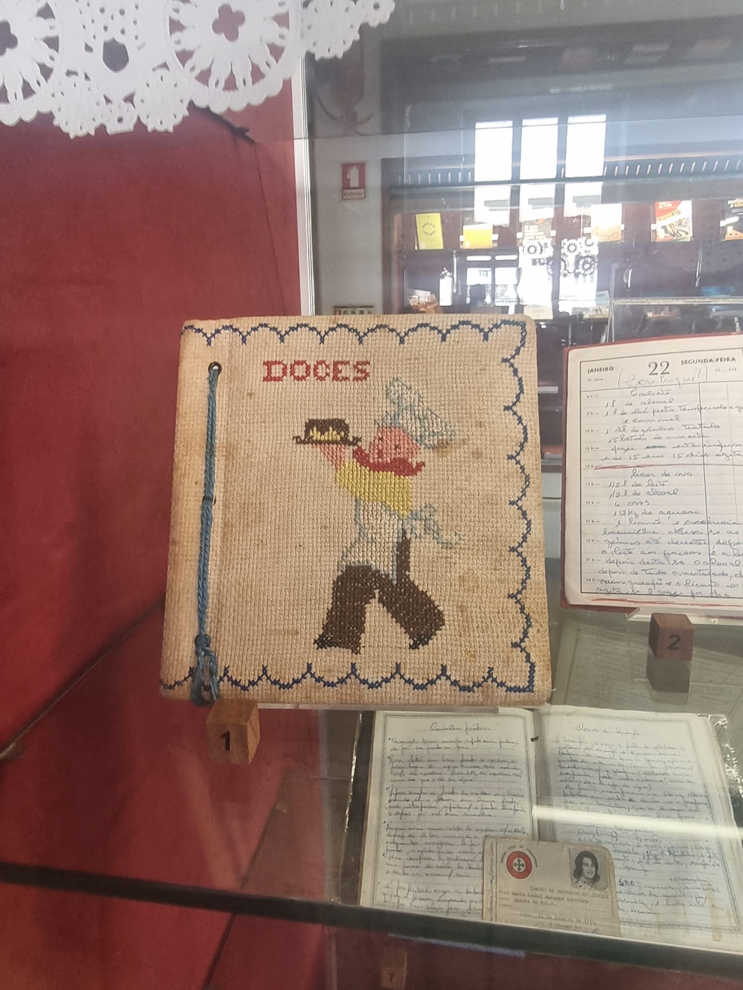 Entre rabiscos, imagens e rostos, a exposição conta vivências únicas.