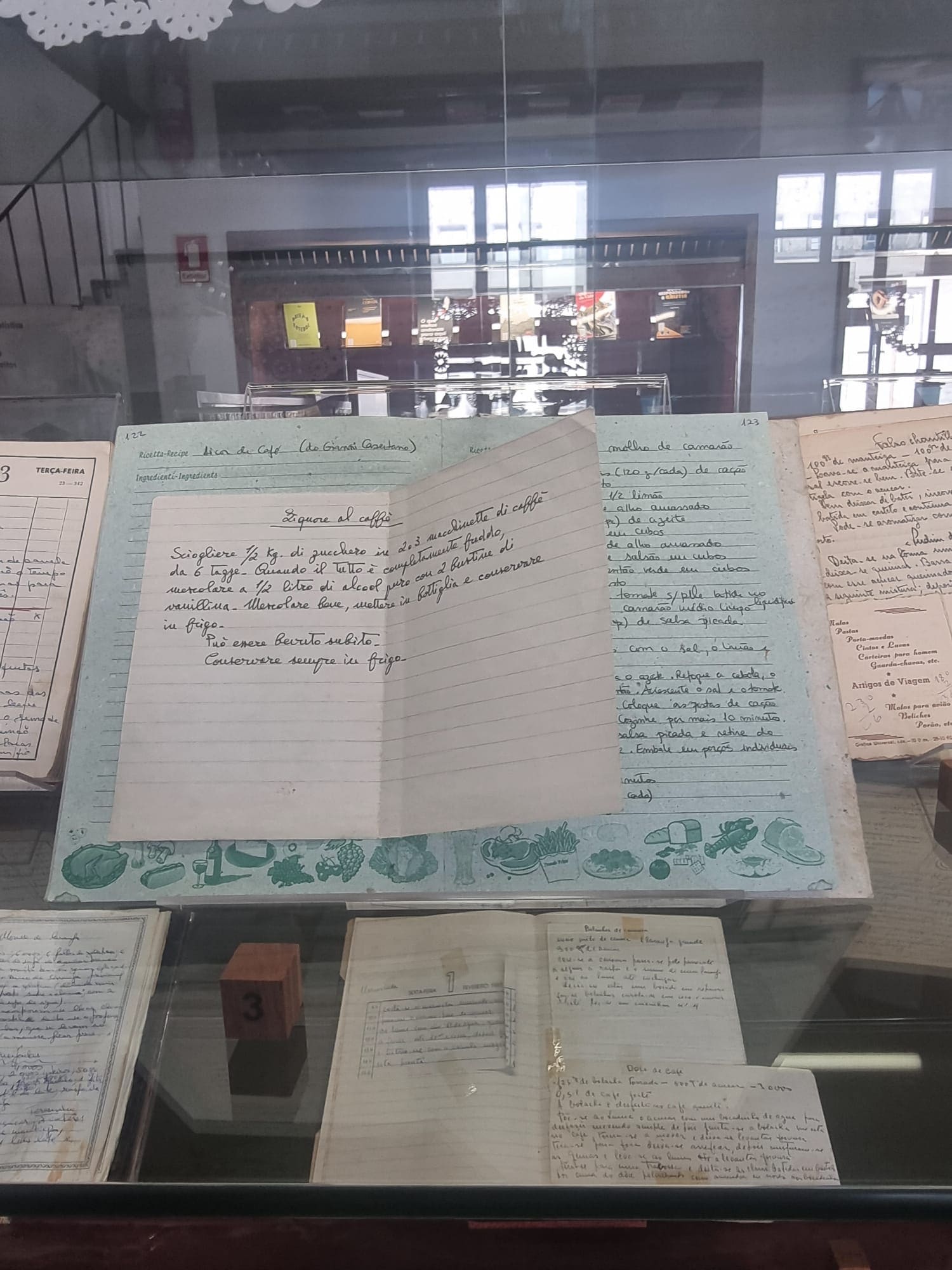 Entre rabiscos, imagens e rostos, a exposição conta vivências únicas.