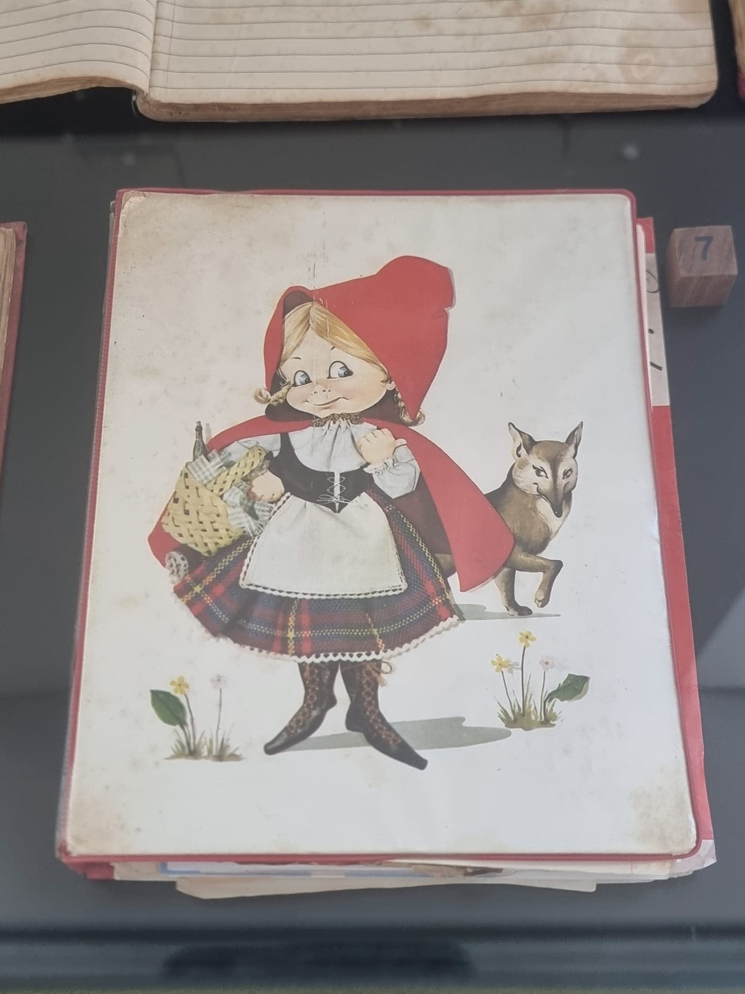 Entre rabiscos, imagens e rostos, a exposição conta vivências únicas.