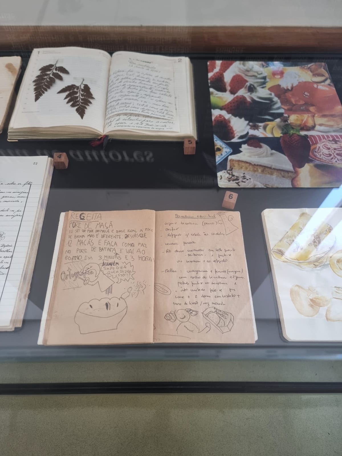 Entre rabiscos, imagens e rostos, a exposição conta vivências únicas.