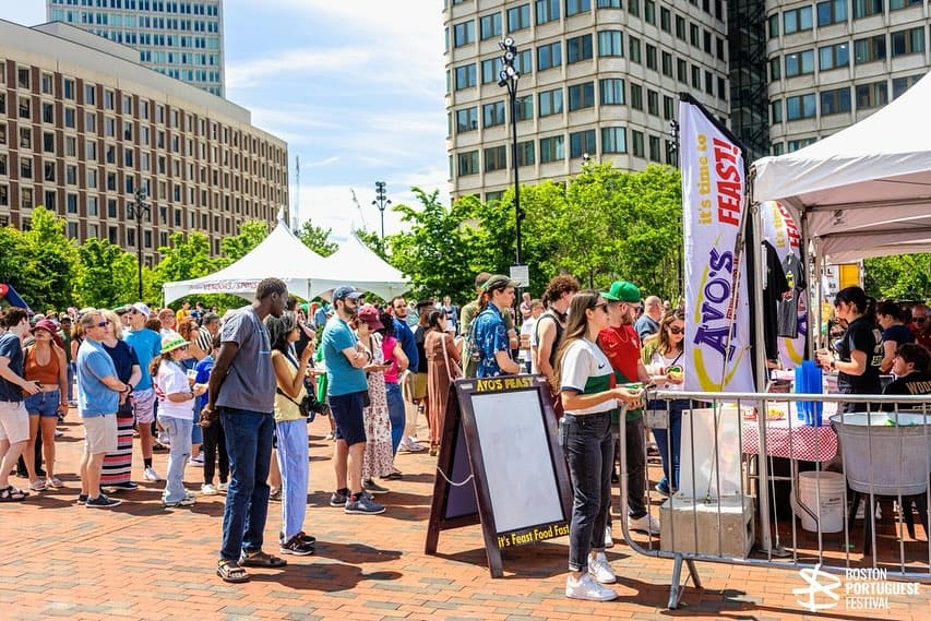 O Festival Português de Boston voltou ao icónico City Hall Plaza para celebrar o orgulho e tradições lusitanas naquela cidade norte-americana
