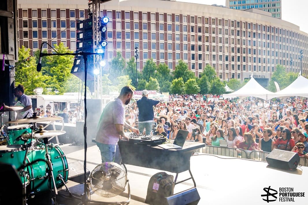 O Festival Português de Boston voltou ao icónico City Hall Plaza para celebrar o orgulho e tradições lusitanas naquela cidade norte-americana