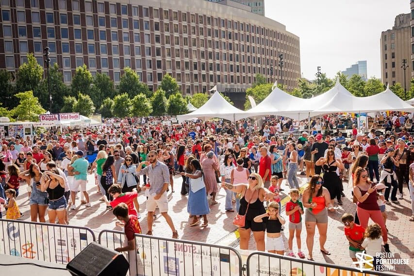 O Festival Português de Boston voltou ao icónico City Hall Plaza para celebrar o orgulho e tradições lusitanas naquela cidade norte-americana