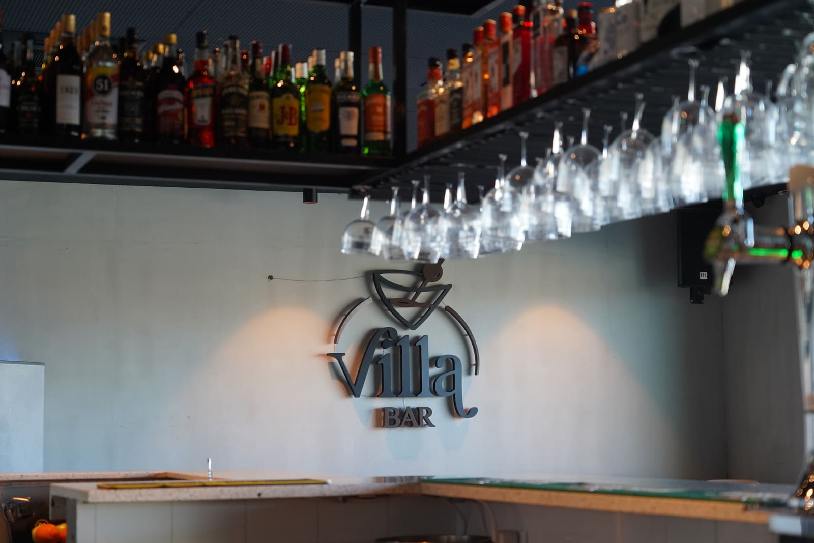 O Bar da Villa serve snacks e pratos do dia até à uma e meia da madrugada
