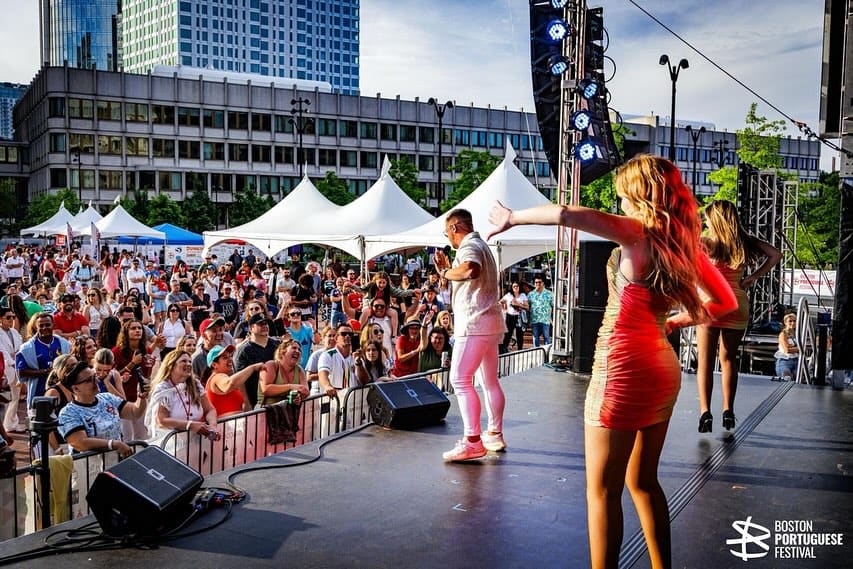 O Festival Português de Boston voltou ao icónico City Hall Plaza para celebrar o orgulho e tradições lusitanas naquela cidade norte-americana
