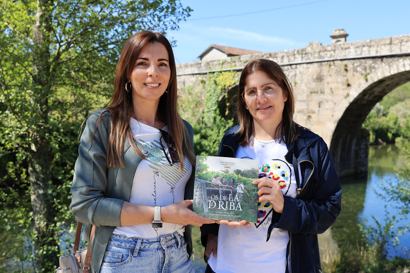 O dialeto Ribamourês ainda é o que se fala na aldeia de Riba de Mouro, em Monção, e um livro sobre o tema resgatou o orgulho dos habitantes no linguajar “parecido com o galego”, da autoria das amigas Alda Barreiros (D) e Maria Alves com o titulo "Os de Lá de Riba (Os de Lá de Cima)", Monção, Viana do Castelo, 18 de Abril de 2024. (ACOMPANHA TEXTO DE 23-04-2024) ESTELA SILVA/LUSA