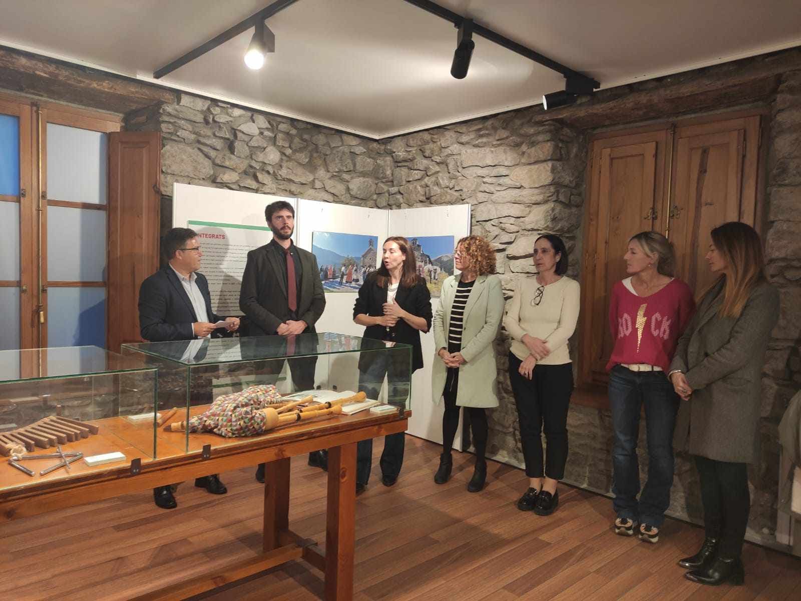 Ao ato inaugural assistiram Helena Mas, Ministra de Saúde do Principado de Andorra, Cerni Cairat, Sofia Cortesão, Presidente e Vice-Presidente do Município de Sant Julià de Lòria assim como as vereadoras Teresa Areny e Eva Ramos além da responsável de Património Cultural do Governo de Andorra, Isabel de la Parte, de várias personalidades portuguesas e andorranas, e membros do Grupo que assistiram à mostra de cultura popular e afirmação da portugalidade.