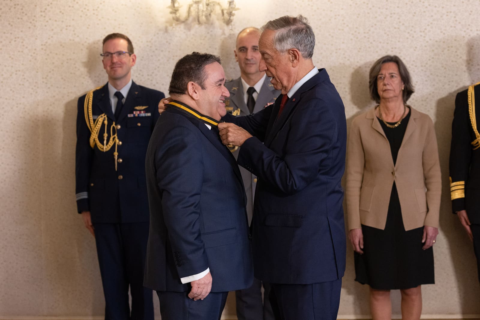 O Presidente da República condecorou, em cerimónia no palácio de Belém, o ator e apresentador Fernando Mendes, com o grau de Comendador da Ordem do Mérito