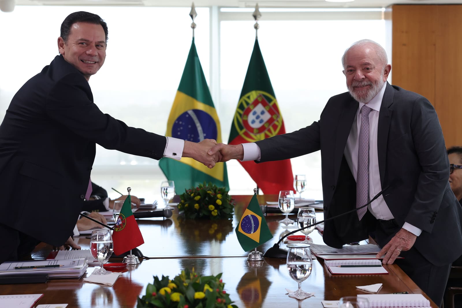 Brasil e Portugal querem reforçar integração das diásporas: O primeiro-ministro, Luís  Montenegro (E), durante o encontro  com o Presidente da República Federativa do Brasil, Lula da Silva (D), que decorreu no Palácio do Planalto, Brasília, Brasil, 19 de fevereiro de 2025. Luís Montenegro está no Brasil para participar na - “XIV Cimeira Luso-Brasileira”. ANTÓNIO COTRIM/LUSA