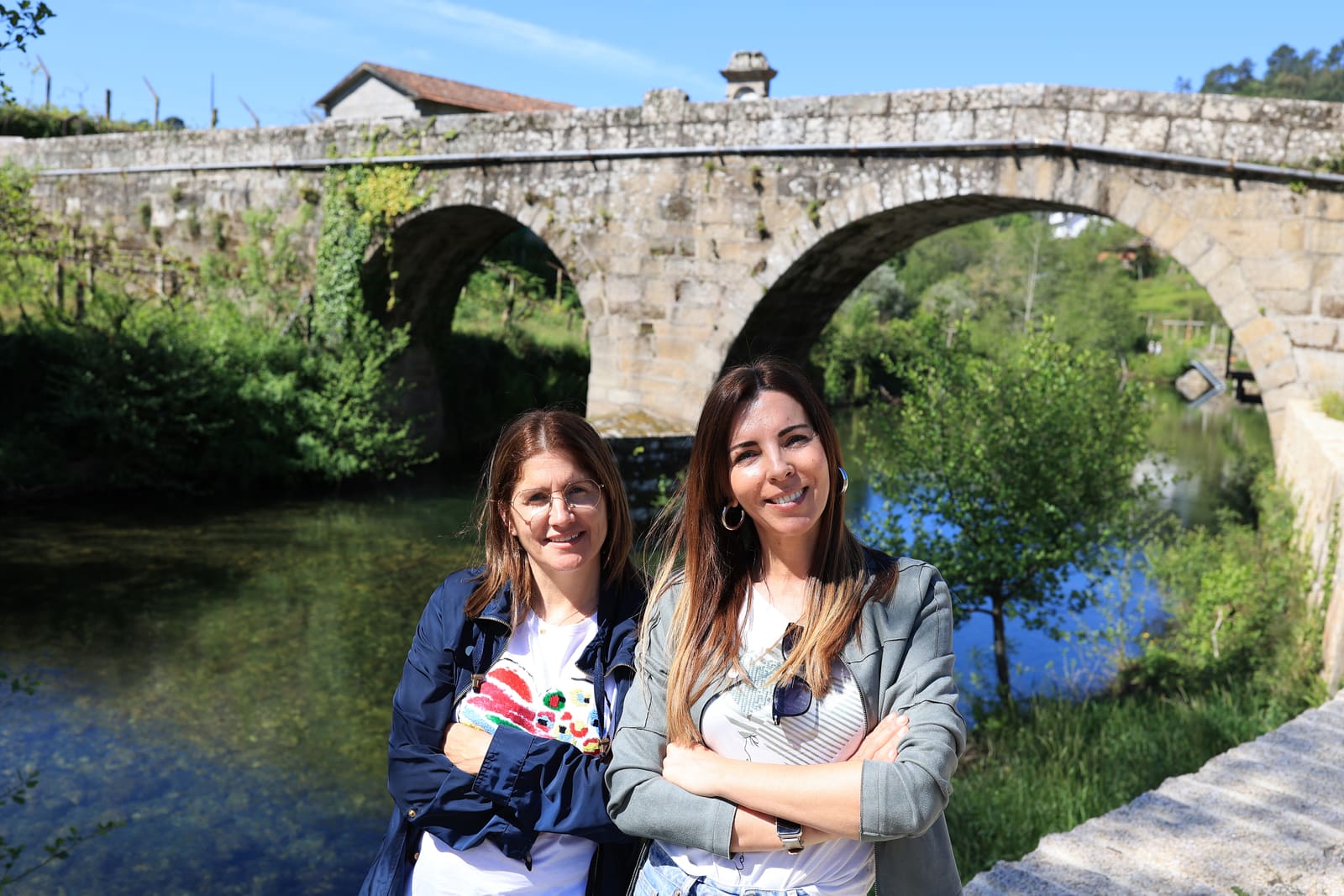 O dialeto Ribamourês ainda é o que se fala na aldeia de Riba de Mouro, em Monção, e um livro sobre o tema resgatou o orgulho dos habitantes no linguajar “parecido com o galego”, da autoria das amigas Alda Barreiros (D) e Maria Alves com o titulo "Os de Lá de Riba (Os de Lá de Cima)", Monção, Viana do Castelo, 18 de Abril de 2024. (ACOMPANHA TEXTO DE 23-04-2024) ESTELA SILVA/LUSA