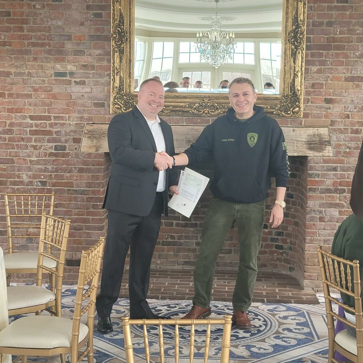 O português Caesar DePaço (direita) na entrega do donativo a Michael M.Mahon, Presidente da Associação de Chefes de Polícia do Condado de Somerset