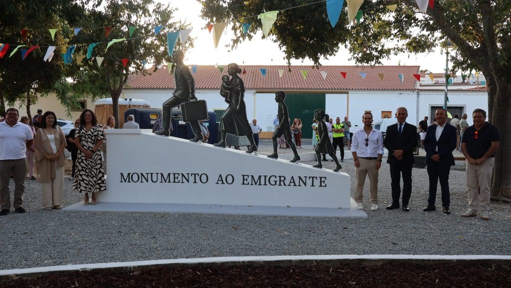 Mourão homenageia emigrantes com novo monumento. Rádio Campanário